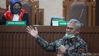 Arief Budiman membenarkan adanya pertemuan komisioner KPU Hasyim Asyari dengan terdakwa Agustiani Tio Fredelina terkait permohonan pergantian antarwaktu (PAW) caleg DPR RI dari PDIP.