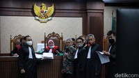 Selain itu, dia mengatakan Wahyu pernah menyampaikan akan ada utusan PDIP yang ingin berkonsultasi dan menemui KPU. Saat itu, kata Arief, dia memutuskan agar utusan PDIP itu menemui divisi hukum KPU, yakni Hasyim Asyari.