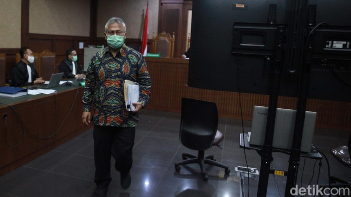 Ketua KPU Bersaksi di Sidang Suap PAW Anggota DPR Ketua KPU Arief Budiman menjadi saksi dalam kasus korupsi PAW anggota DPR. Ia bersaksi untuk terdakwa Wahyu Setiawan dan Agustiani Tio.