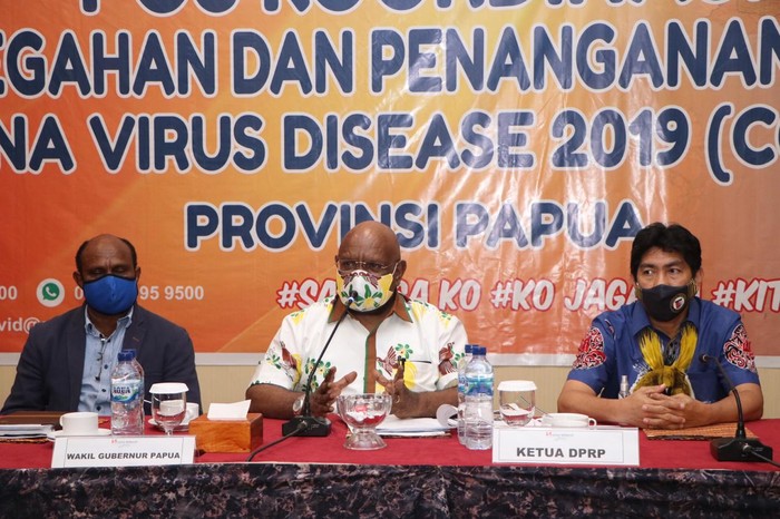 Koordinasi perpanjangan pembatasan sosial dan relaksasi di Provinsi Papua. (Wilpret S/detikcom)