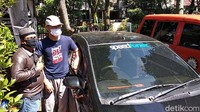Ferdian keluar dari gedung Satreskrim Polrestabes Bandung dengan menggunakan jaket tipis, topi dan juga masker berwarna putih. Dia lalu mengendarai mobil berwarna hitam yang sebelumnya disita polisi karena jadi alat bukti aksi prank yang dilakukannya.