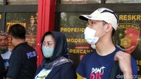 Kasat Reskrim Polrestabes Bandung AKBP Galih Indragiri membenarkan soal bebasnya Ferdian. Menurutnya, Ferdian bebas lantaran pelapor yaitu waria yang jadi korban prank sudah mencabut laporan.