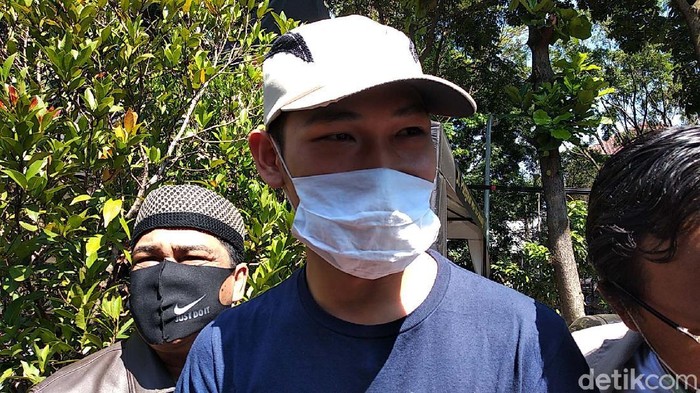 YouTuber Ferdian Paleka yang terjerat kasus prank sembako sampah dibebaskan. Ferdian bebas lantaran pelapor yaitu waria yang jadi korban prank sudah mencabut laporan.