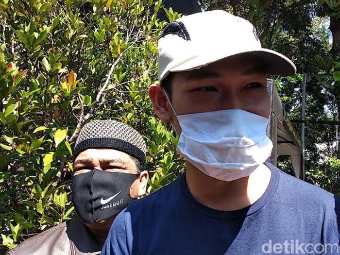 YouTuber Ferdian Paleka yang terjerat kasus prank sembako sampah dibebaskan. Ferdian bebas lantaran pelapor yaitu waria yang jadi korban prank sudah mencabut laporan.