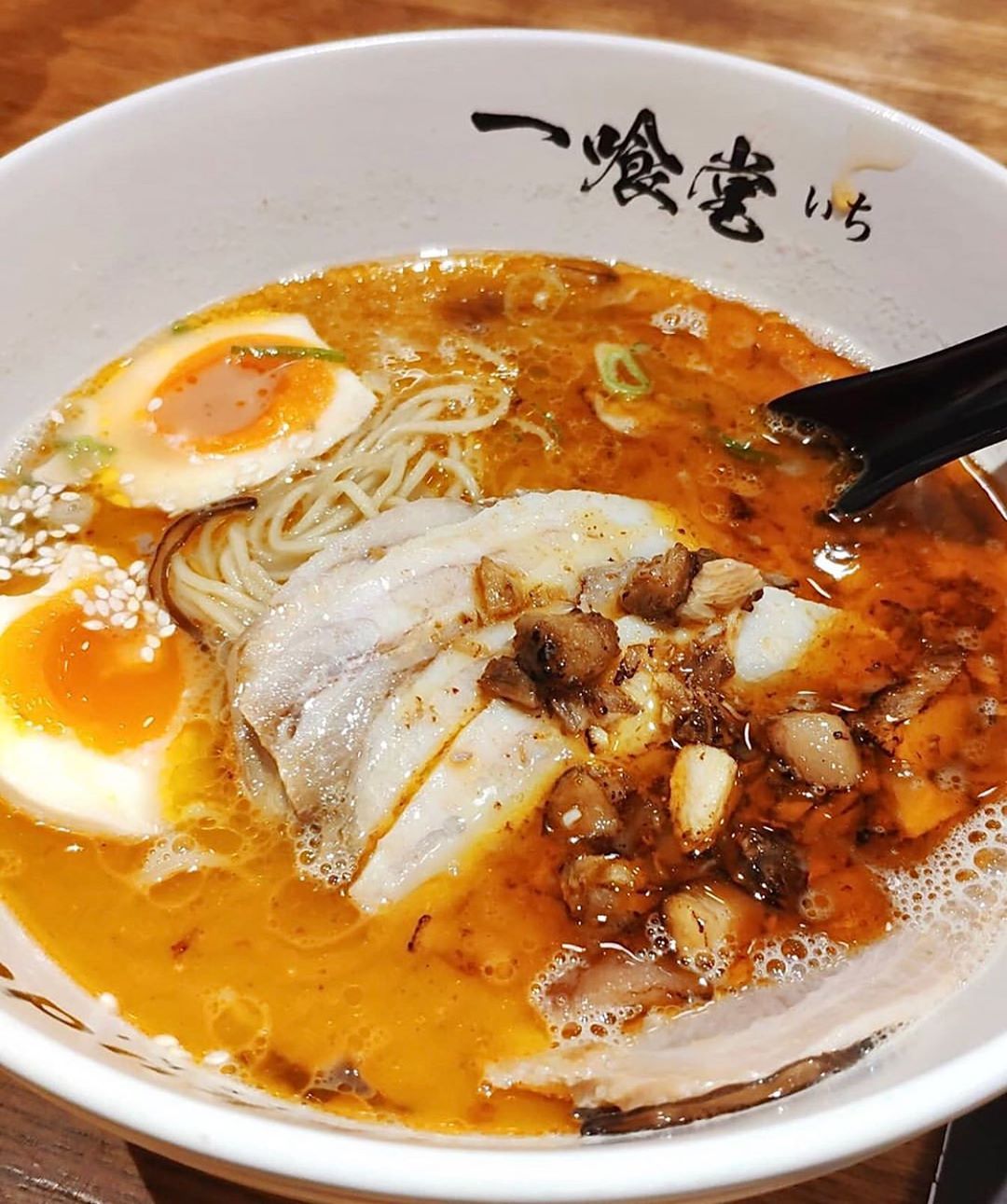 Makan ramen di mobil saja