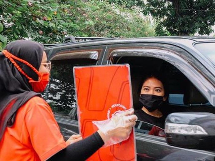 Makan ramen di mobil saja