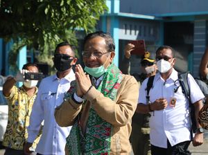 PSBB Transisi DKI, Menko Mahfud Salat Jumat di Masjid Darussalam
