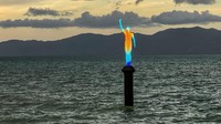 Diketahui, Museum of Underwater Art (MOUA) itu digagas oleh perupa bernama Jason deCaires Taylor. Salah satu karyanya yang cukup fenomenal adalah sebuah patung di atas air yang bisa berubah warna sesuai suhu temperatur laut. Diketahui, patung itu juga merupakan karya nyata akan perubahan iklim (Jason deCaires Taylor)