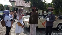 Kali pertama wisatawan dicek suhu tubuhnya dengan thermal gun.