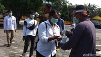 Kemudian wisatawan diminta membersihkan tangannya dengan hand sanitizer. Sedangkan pengunjung yang tidak memakai masker, kemudian diberikan masker.
