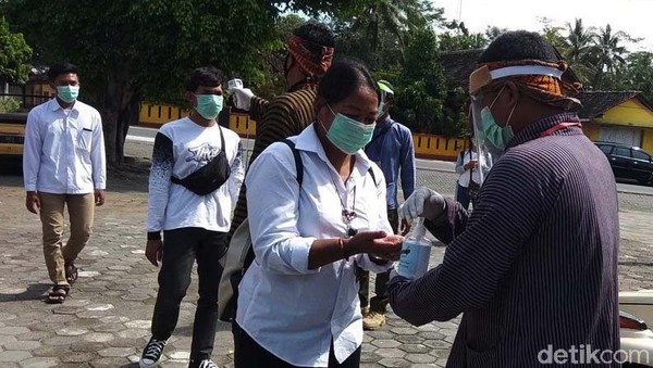 Kemudian wisatawan diminta membersihkan tangannya dengan hand sanitizer. Sedangkan pengunjung yang tidak memakai masker, kemudian diberikan masker. Kemudian wisatawan diminta membersihkan tangannya dengan hand sanitizer. Sedangkan pengunjung yang tidak memakai masker, kemudian diberikan masker.