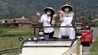 Penumpang dibatasi hanya dua orang, sedangkan pengemudi memakai masker, face shield atau pelindung wajah dan memakai sarung tangan.