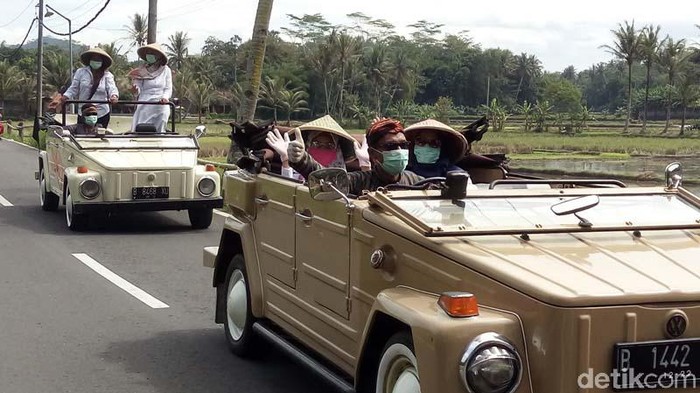 Pelaku wisata yang tergabung dalam Komunitas VW Cabrio Borobudur, Kabupaten Magelang, melakukan simulasi trip wisata naik mobil VW. Simulasi ini dilakukan jelang new normal.