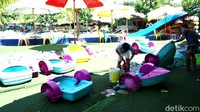 Pantauan detikcom, para pekerja tengah melakukan persiapan di sejumlah spot wisata. Ada yang melakukan pembersihan kolam renang, rumah illusi, taman satwa, penyemprotan disinfektan, spanduk imbauan, menyediakan tempat cuci tangan, hingga pos kesehatan tengah disiapkan.