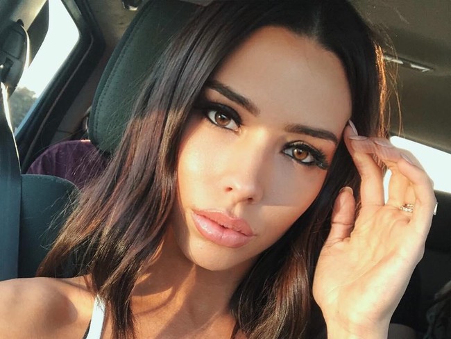 Ada sejumlah pria yang ternyata tidak suka dengan cara Paige mengungkap pesan-pesan nakal dari penggemarnya. Paige pun mendapatkan ancaman akan diperkosa. Dalam sebuah screenshot, Paige memperlihatkan isi ancaman tersebut.  Foto: Instagram @paigewoolen