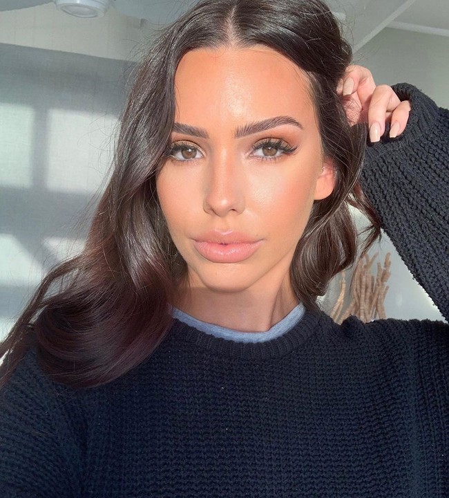 Aku awalnya merasa tidak berdaya dan sangat sendirian. Syok menjalar ke seluruh tubuh. Aku mulai menginvestigasi seperti apa orang yang berpikir seperti itu, dan menulis pesan itu, ucap Paige, seperti dikutip dari Daily Star.  Foto: Instagram @ paigewoolen