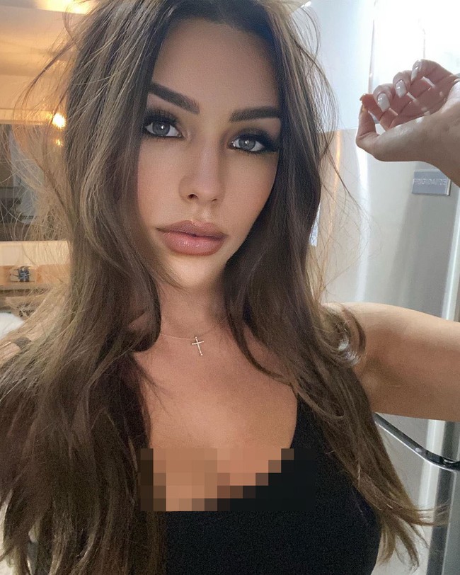 Menurutnya, ada seorang hacker yang tengah mengincarnya dan mengancam akan membobol foto dan video tanpa busananya jika Paige tidak membuka blokir Instagram pria tersebut.  Foto: Instagram @paigewoolen