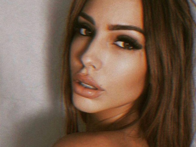 Tak hanya ancaman pemerkosaannya, model bikini tersebut pun diancam akan disebarkan video panasnya.  Foto: Instagram @paigewoolen