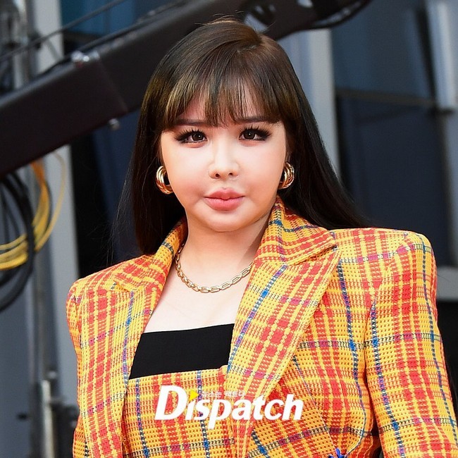 Park Bom hari ini menghadiri Grand Bell Awards ke-56 di Seoul, Korea Selatan. Lama tak muncul di acara publik, Park Bom pun jadi perhatian. Selain kehadirannya yang bisa dibilang langka, penyanyi tersebut juga jadi perbincangan karena perubahan wajahnya yang sampai bikin khawatir para penggemar.  Foto: Instagram @koreadispatch