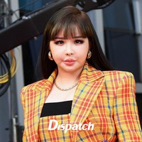 Park Bom hari ini menghadiri Grand Bell Awards ke-56 di Seoul, Korea Selatan. Lama tak muncul di acara publik, Park Bom pun jadi perhatian. Selain kehadirannya yang bisa dibilang langka, penyanyi tersebut juga jadi perbincangan karena perubahan wajahnya yang sampai bikin khawatir para penggemar.  Foto: Instagram @koreadispatch