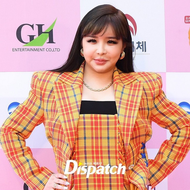 Penampilan wajah Park Bom memang kerap kali jadi perbincangan netizen. Ia kerap dituduh melakukan berbagai tindakan estetika yang membuat tampilan wajahnya jadi kurang natural. Kali ini wajahnya pun kembali jadi perhatian netizen juga penggemar. Dalam sejumlah foto jepretan fotografer, ia terlihat dengan wajah bengkak. Foto: Instagram @koreadispatch