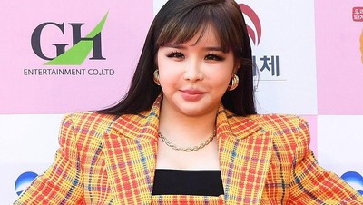 Penampilan Park Bom di Karpet Merah yang Bikin Syok Karena Wajahnya Berubah