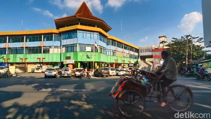 Pasar Kliwon Kudus ditutup sementara. Penutupan dilakukan usai ada pedagang yang meninggal dunia akibat virus Corona.