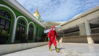Masjid Jami Fatahillah di lantai 12 Blok B pun turut disemprot.