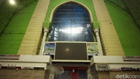 Saat ini toko-toko di dalam blok B Pasar Tanah Abang masih tutup.