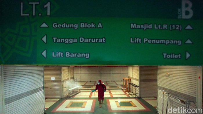 Pasar Tanah Abang Disemprot Disinfektan Sejumlah petugas dari Suku Dinas Gulkarmat Jakarta melaksanakan penyemprotan di sejumlah titik pasar di Jakarta, salah satunya Pasar Tanah Abang, Jakarta, Kamis (4/6/2020).