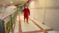 Pagar di setiap lantai juga disemprot disinfektan.