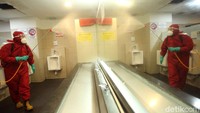 Toilet pun juga disterilkan dengan cairan disinfektan.