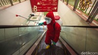 Penyemprotan ini dilakukan oleh puluhan petugas dari Dinas Penanggulangan Kebakaran dan Penyelamatan DKI Jakarta.