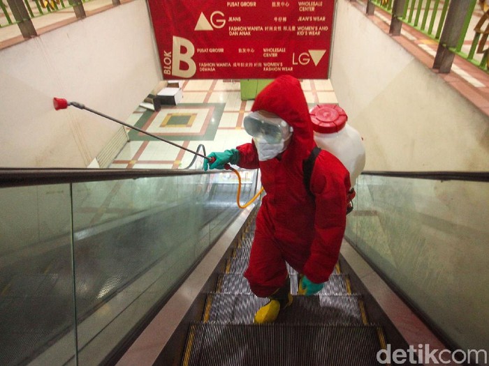 Sejumlah petugas dari Suku Dinas Gulkarmat Jakarta melaksanakan penyemprotan di sejumlah titik pasar di Jakarta, salah satunya Pasar Tanah Abang, Jakarta, Kamis (4/6/2020).