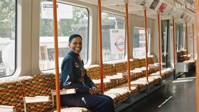 Konsekuensinya, ia harus menjauh dari keluarganya untuk sementara waktu demi keselamatan bersama. Aku tidak khawatir pergi bekerja, tapi aku harus jaga jarak dengan keluargaku karena aku jelas-jelas berada di luar dan di garda terdepan, katanya. (Foto: Dok. British Vogue)