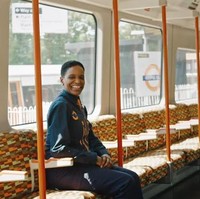 Konsekuensinya, ia harus menjauh dari keluarganya untuk sementara waktu demi keselamatan bersama. Aku tidak khawatir pergi bekerja, tapi aku harus jaga jarak dengan keluargaku karena aku jelas-jelas berada di luar dan di garda terdepan, katanya. (Foto: Dok. British Vogue)