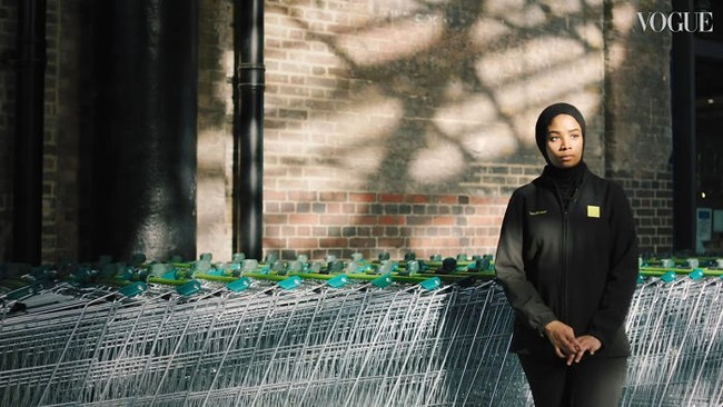 Meski harus bekerja saat pandemi, Anisa yang juga seorang mahasiswi jurusan bisnis merasakan dampak positif. Sebelum pandemi, katanya, dia kerap dipandang sebelah mata oleh konsumen. Tapi sekarang mereka lebih pengertian. Mereka tahu kami akan ada di sini terus untuk membantu mereka. Orang-orang jadi lebih ramah dan hangat, kata perempuan yang juga seorang makeup artist ini. (Foto: Dok. British Vogue)