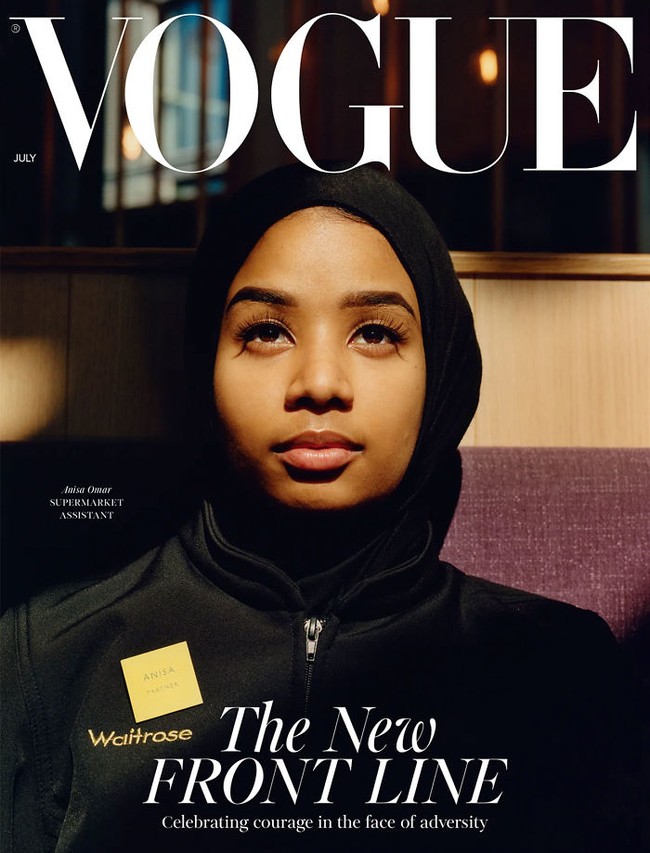Untuk edisi Juli 2020, British Vogue memberi apresiasi kepada para pekerja kunci yang tetap bertugas saat Inggris lockdown karena wabah COVID-19. Salah satunya adalah Anisa Omar, seorang pramuniaga di supermarket Waitrose. (Foto: Dok. British Vogue)