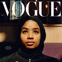 Untuk edisi Juli 2020, British Vogue memberi apresiasi kepada para pekerja kunci yang tetap bertugas saat Inggris lockdown karena wabah COVID-19. Salah satunya adalah Anisa Omar, seorang pramuniaga di supermarket Waitrose. (Foto: Dok. British Vogue)