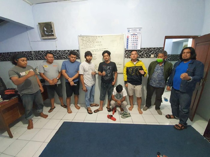 Seorang pria di Kota Kediri ditangkap saat bersantai di teras rumahnya. Ia dilaporkan telah melakukan persetubuhan terhadap seorang siswi SMA.
