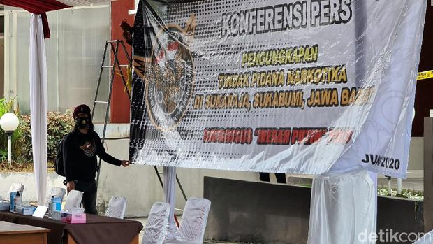 Polisi menggerebek rumah bandar sabu di Sukabumi