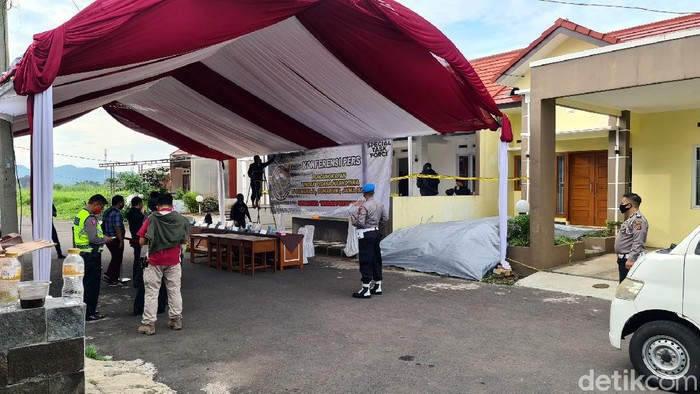 Polisi menggerebek rumah bandar sabu di Sukabumi