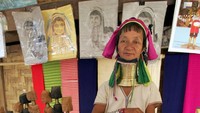 Perempuan berleher panjang Suku Karen menunggu turis di provinsi Mae Hong Son, Thailand Utara pada 29 Januari (AFP/PORNCHAI KITTIWONGSAKUL)