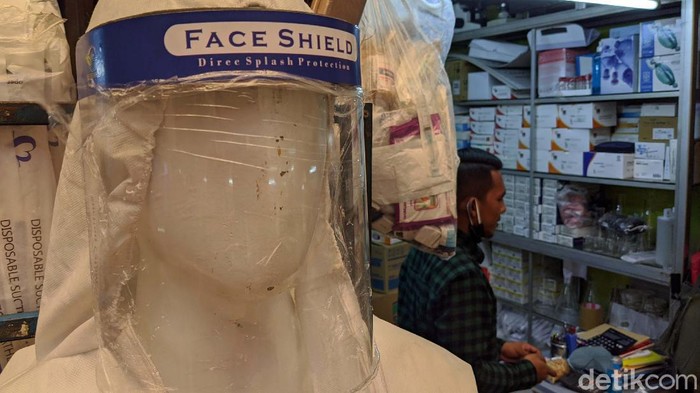 Permintaan alat pelindung diri berupa face shield melonjak dalam beberapa hari belakangan. Seperti yang terlihat di Pasar Pramuka, Jakarta.