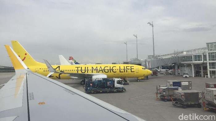 Pesawat Maskapai TUI saat tengah boarding di bandara Frankfurt, Jerman