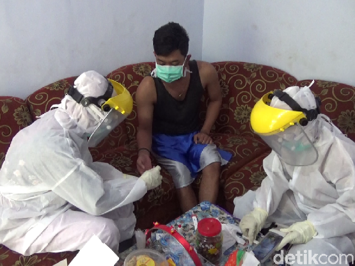 petugas ber-APD rapid test warga di Lumajang