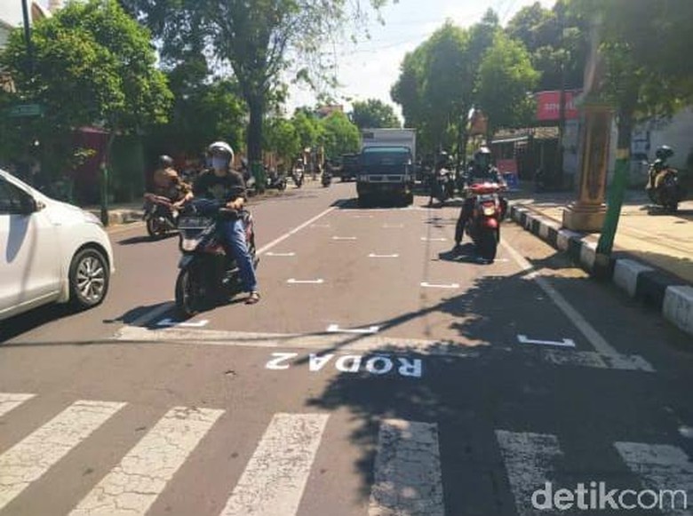 Physical distancing di traffic light dilakukan Tuban Physical distancing di traffic light dilakukan Tuban