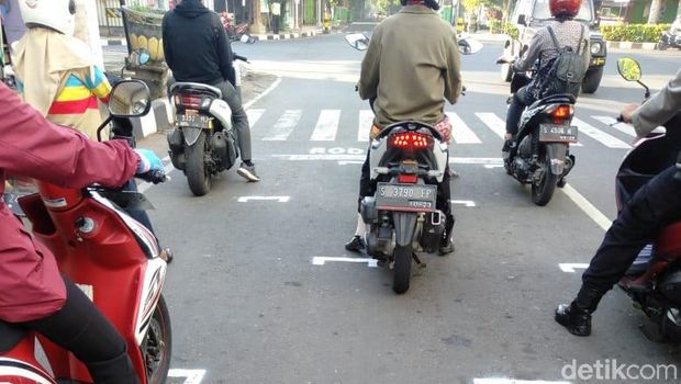 Physical distancing di traffic light dilakukan Tuban