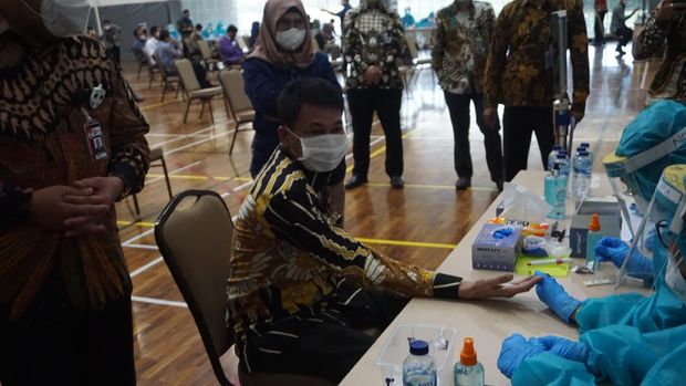 Pimpinan KPK mengikuti rapid test