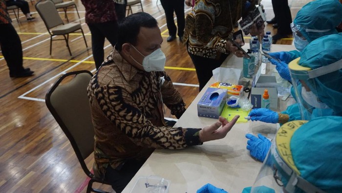 Pimpinan KPK mengikuti rapid test